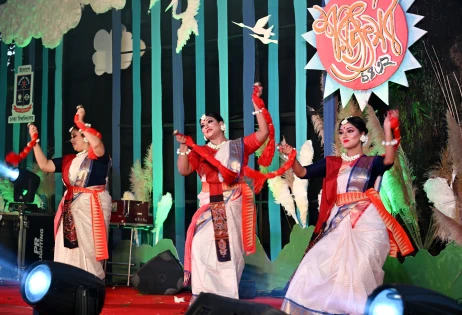 সুর ও ছন্দে ঢাবি চারুকলার বকুলতলায় শরৎ উৎসব উদযাপন